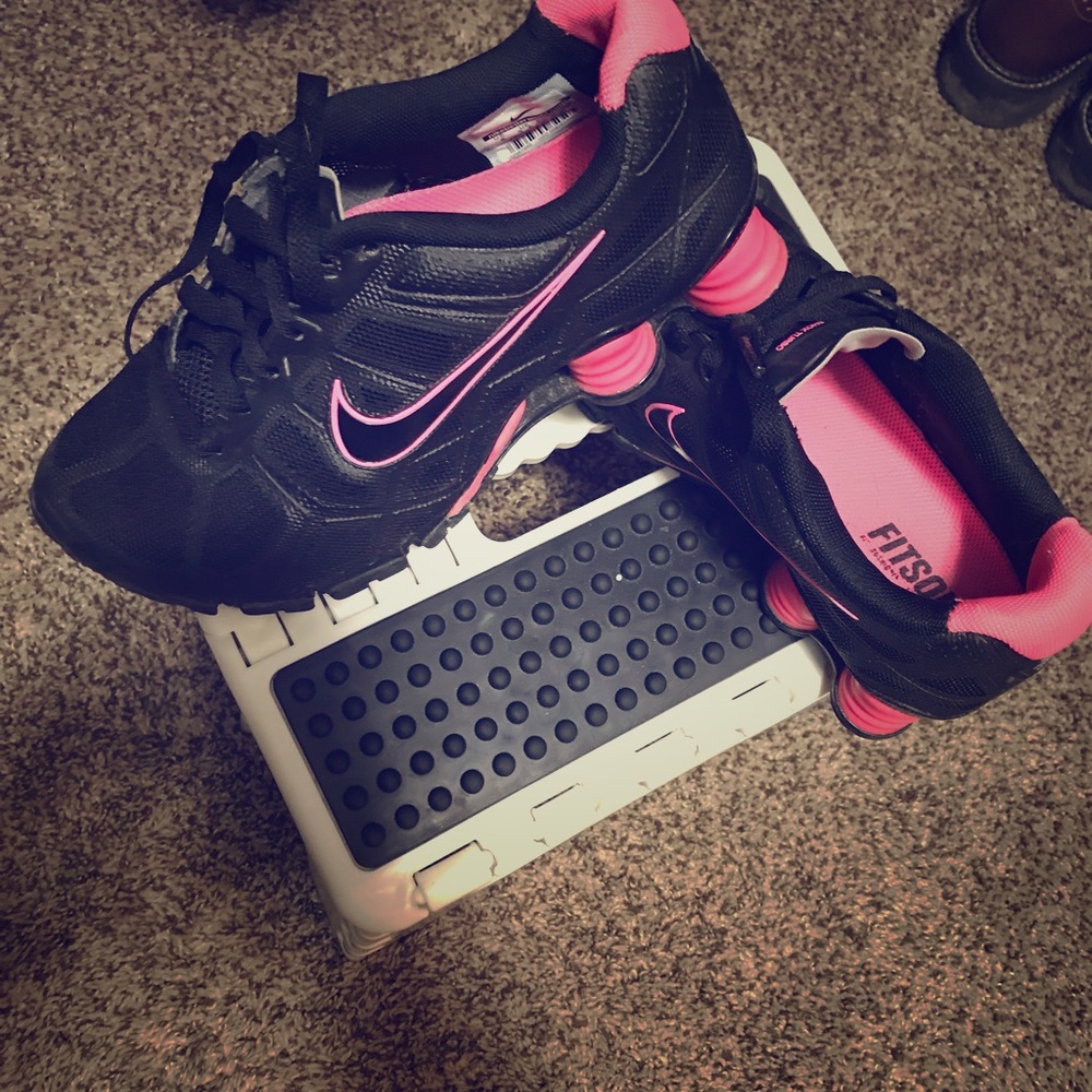 Size 6 Nike Shox